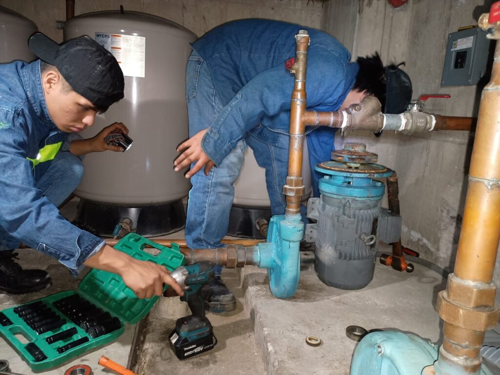 Técnicos especialistas realizando mantenimiento de sistemas de bombeo en CDMX